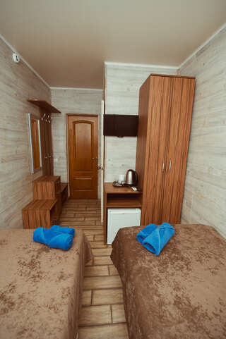 Гостиница Сальвадор Партенит Двухместный номер с 2 отдельными кроватями и общей ванной комнатой-2